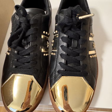 Schwarze Goldene Sneaker