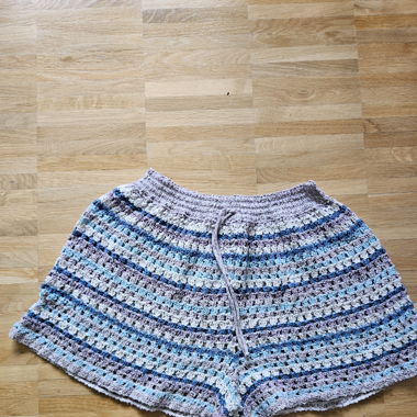 Kurze Hose gehäkelt