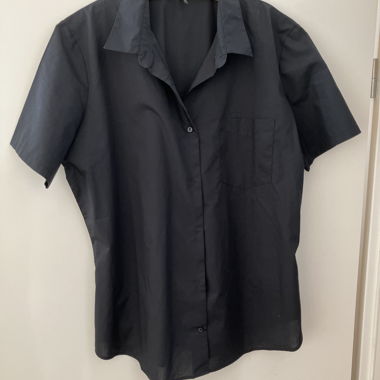 Camicia nera a maniche corte