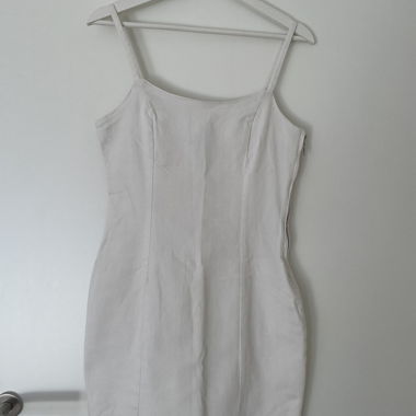 Robe blanche à fines bretelles
