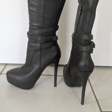 Schwarze Stiefel mit Absatz