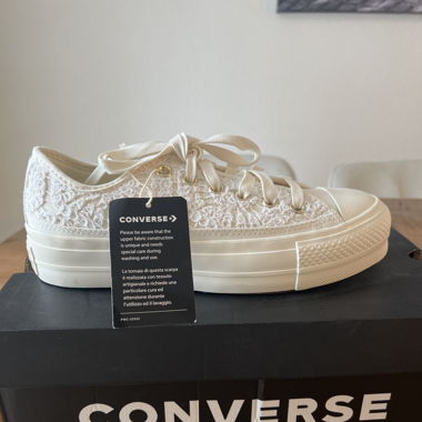 Converse mit Spitze und Golddetails