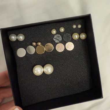 Set di orecchini a bottone in oro, argento e perle