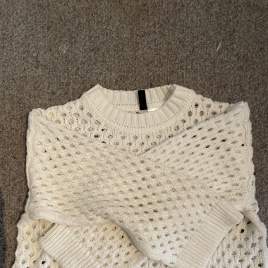 Weisser Strickpullover