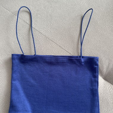 Top corto a coste blu con spalline sottili