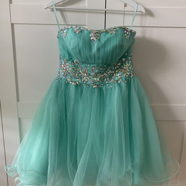 Abito in tulle color menta con pietre glitterate