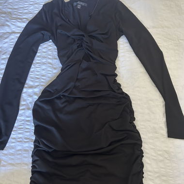 Robe noire froncée