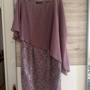 Robe en dentelle mauve / lilas avec des paillettes