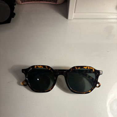 Leopard print sunglasses 