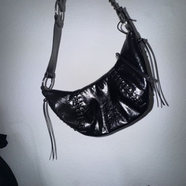 Sac à épaule verni noir avec bandoulière anneau