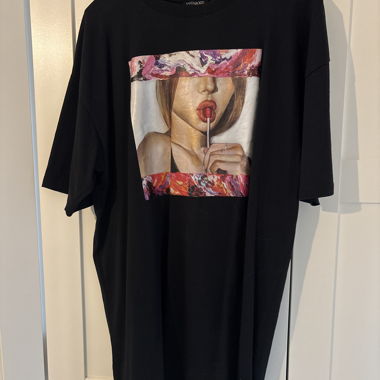 Schwarzes Oversize-T-Shirt mit künstlerischem Print