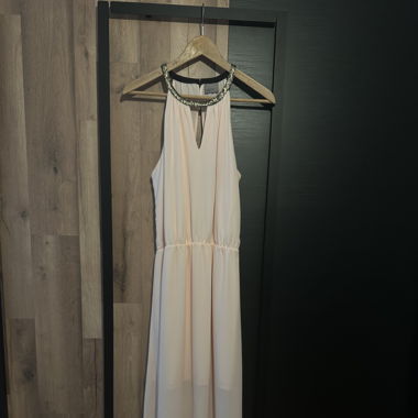 Elegantes Kleid mit offenem Rücken 