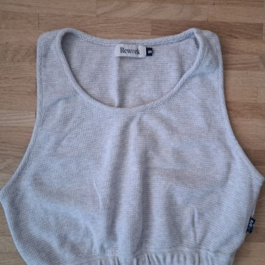 Graues Crop-Top von Rework