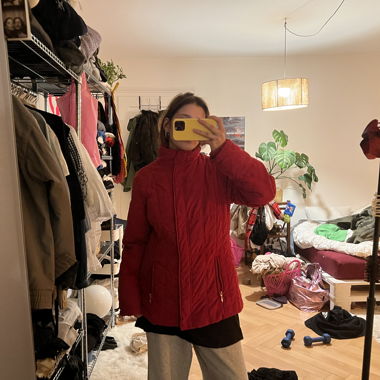 Rote gesteppte Übergangsjacke