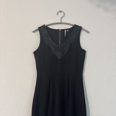 Schwarzes Kleid