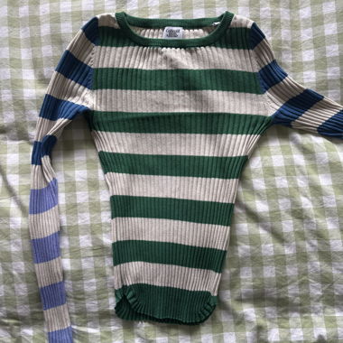 Top a maglia lavorata a coste a righe