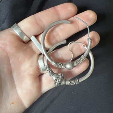 Silver-coloured hoop earrings