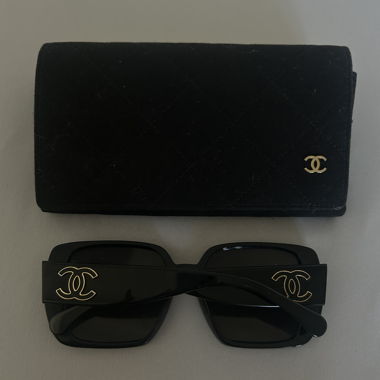 Lunettes de soleil Chanel avec étui