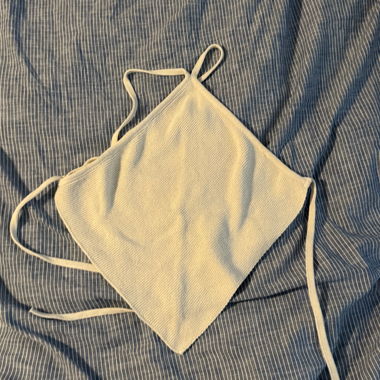 Weisses Neckholder-Top