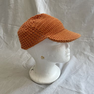 Cappellino arancione lavorato all'uncinetto