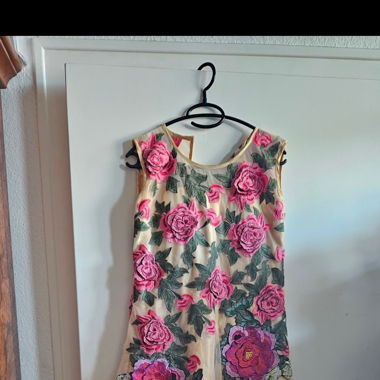 Robe à fleurs brodées