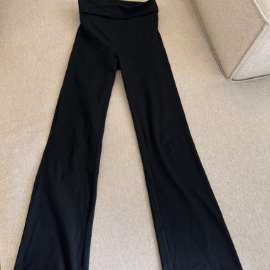 Schwarze ausgestellte Leggings