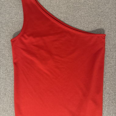 Haut rouge à une épaule