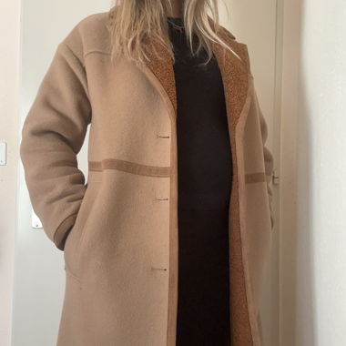 Langer camelfarbener Mantel von Ted Baker mit Sherpa-Futter