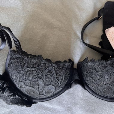 Reggiseno in pizzo nero di Rihanna’s Savage X