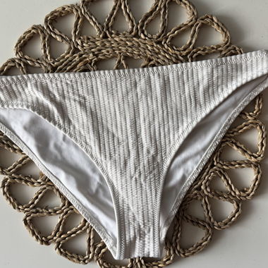 Weisse Bikini-Hose mit Struktur