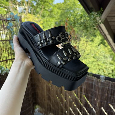 Sandali slip-on con platform Cult Demonia con borchie