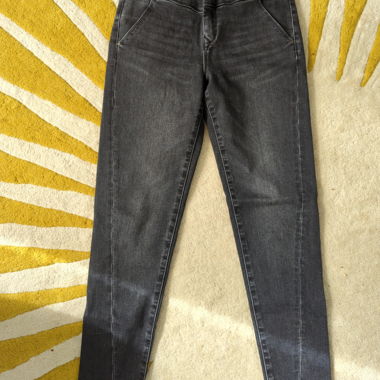 Einmal getragene Stretchjeans von DAWN