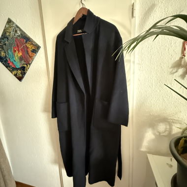 Schwarzer Mantel
