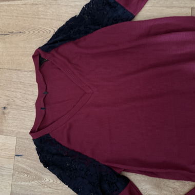 Bordeaux Shirt mit Spitzenaermeln