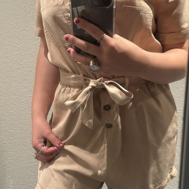 Beiger Kurzoverall mit Guertel