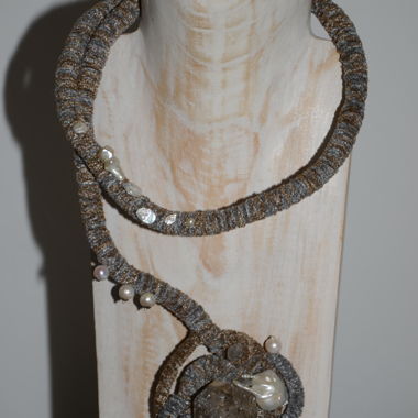 Collana in ciniglia con quarzo rutilato e perle