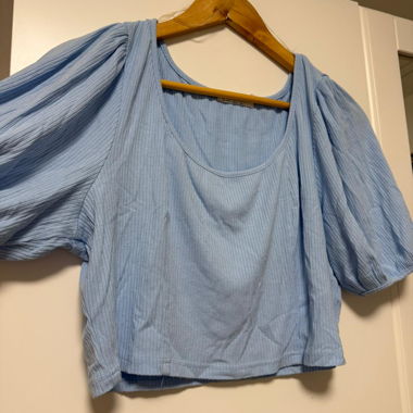 Top corto blu con maniche a sbuffo GLAMOROUS