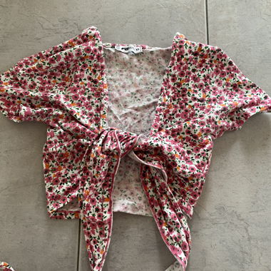 T-shirt a fiori da annodare taglia XS
