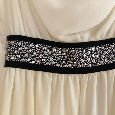 luftiges creme farbiges Kleid