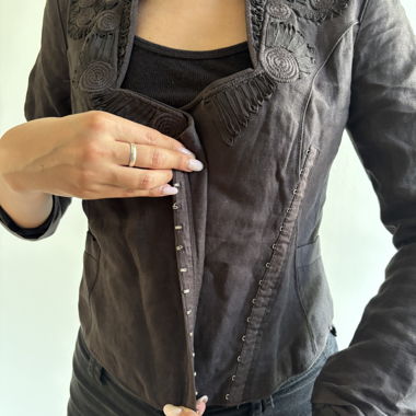 Braune, bestickte Kurzjacke