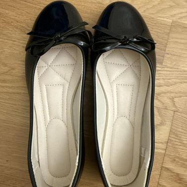 Schwarze Ballerinas mit Schleife