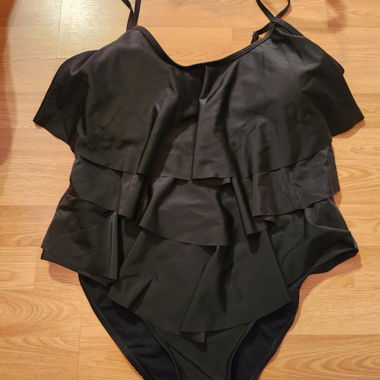 Costume da bagno nero con balze