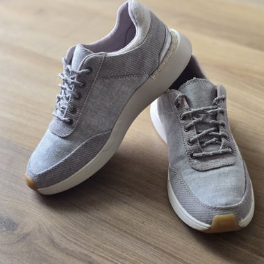 Tom's sneakers 