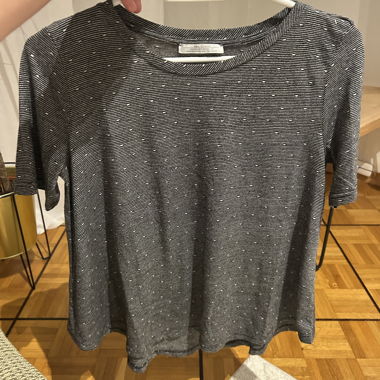T-shirt Zara grigio con motivi