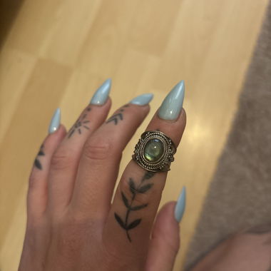 Bague ornée avec pierre verte