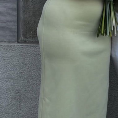 Abito midi verde menta con spalle scoperte