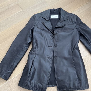 Schwarze Lederjacke