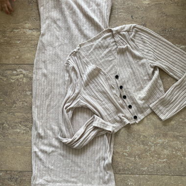 Abito e cardigan in maglia