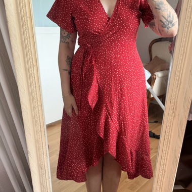 Abito a portafoglio rosso con pois