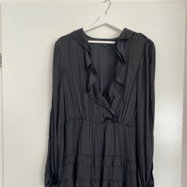 Schwarzes Kleid mit Rüschen